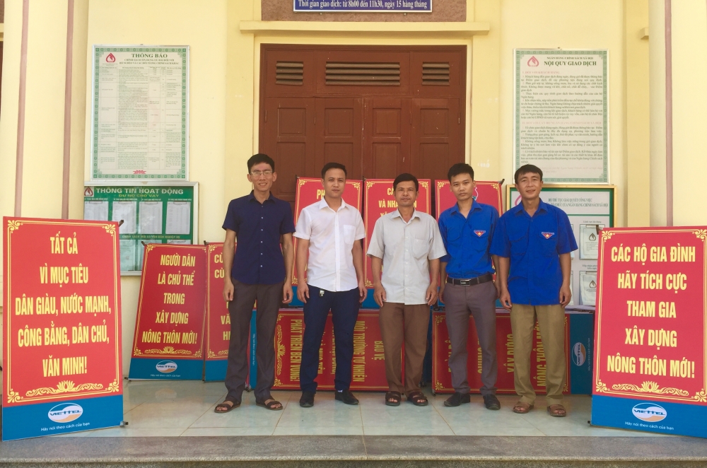 Chi đoàn Sở TT&TT trao tặng pano tuyên truyền cho xã Vĩnh Lộc (Can Lộc)